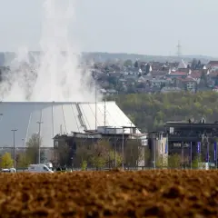 Duże chłodnie kominowe i budynki przemysłowe na tle osiedla. Czy w Niemczech są elektrownie atomowe? To pytanie nurtuje wielu.