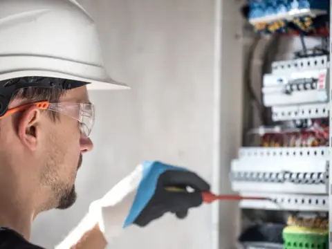 Ile zarabia pomocnik elektryka? Zaskakujące fakty o wynagrodzeniach