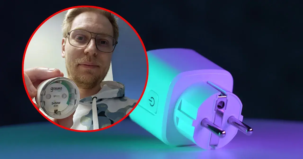 Mężczyzna pokazuje miernik energii, który pomoże Ci dowiedzieć się, jak zmniejszyć pobór prądu przez komputer.