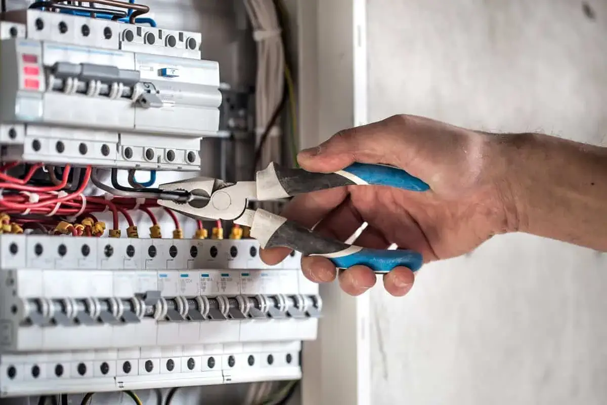 Elektryk naprawia instalację, gdzie jest brak jednej fazy. Bezpieczniki ok, ale coś nie działa.